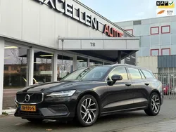 Zwart, metallic lak Gebruikt 2018 Volvo V60 Momentum Stationwagen | € 17.950 (Eerlijke prijs)