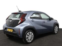 Grijs (metallic) Gebruikt 2024 Toyota Aygo Play Hatchback | € 17.950 (Eerlijke prijs)