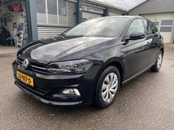 Zwart, metallic lak Gebruikt 2019 VW Polo Comfortline Hatchback | € 12.750 (Eerlijke prijs)