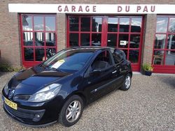 Zwart, metallic lak Gebruikt 2006 Renault Clio II Hatchback | € 1.950 (Duur)