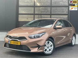 Bruin Gebruikt 2022 Kia Ceed Hatchback | € 18.895 (Eerlijke prijs)