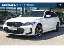 Mineralweiss (licht wit metallic) Gebruikt 2024 BMW 330e Comfort Edition Stationwagen | € 49.850 (Super prijs)