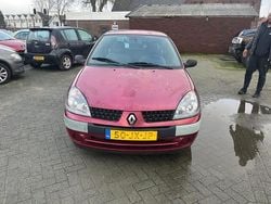 Rood Gebruikt 2002 Renault Clio II Expression Hatchback | € 950 (Goede deal)