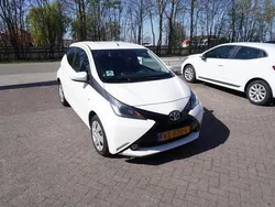 Wit Gebruikt 2016 Toyota Aygo X-play Hatchback | € 7.644 (Eerlijke prijs)