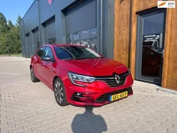 Rood, metallic lak Gebruikt 2021 Renault Mégane IV Hatchback | € 21.250 (Eerlijke prijs)