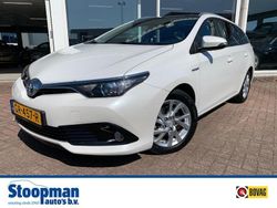 Wit (metallic) Gebruikt 2015 Toyota Auris Hybrid Stationwagen | € 14.995 (Eerlijke prijs)
