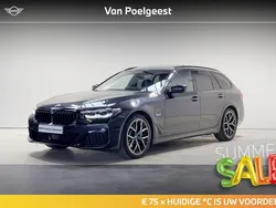 Grijs, metallic lak Gebruikt 2023 BMW 530e M Sport Stationwagen | € 49.895 (Duur)