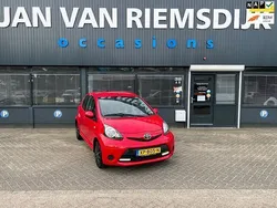 Rood Gebruikt 2014 Toyota Aygo Hatchback | € 4.995 (Goede deal)