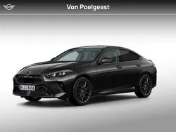 Saphirschwarz metallic (zwart metallic) Nieuw 2025 BMW 220 M Sport Coupé | € 57.795 (Goede deal)
