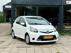 Wit Gebruikt 2013 Toyota Aygo Hatchback | € 4.950 (Eerlijke prijs)