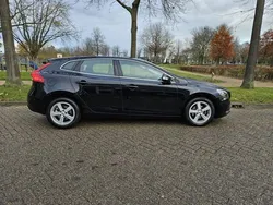 Zwart Gebruikt 2017 Volvo V40 Momentum Stationwagen | € 11.499 (Goede deal)