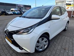 Wit Gebruikt 2016 Toyota Aygo X-play Hatchback | € 6.240 (Goede deal)
