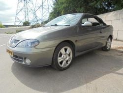 Grijs Gebruikt 2001 Renault Mégane Cabriolet Dynamique Cabriolet | € 1.950 (Eerlijke prijs)