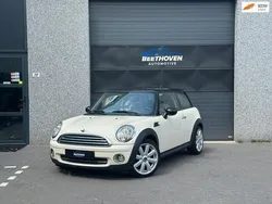 Wit, metallic lak Gebruikt 2010 Mini Cooper Business Hatchback | € 4.450 (Duur)