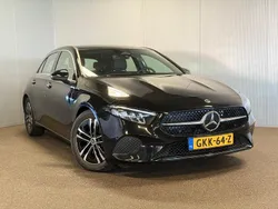 Zwart, metallic lak Gebruikt 2023 Mercedes A180 Luxury Hatchback | € 32.900 (Eerlijke prijs)