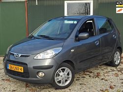 Grijs (metallic) Gebruikt 2010 Hyundai i10 Dynamiq Hatchback | € 3.495 (Eerlijke prijs)