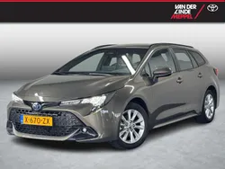 Groen, metallic lak Gebruikt 2024 Toyota Corolla Active Stationwagen | € 29.950 (Eerlijke prijs)