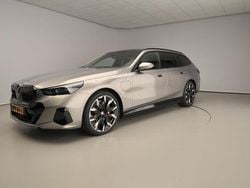 Grijs, metallic lak Gebruikt 2025 BMW 530e M Sport Stationwagen | € 74.900