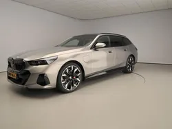 Grijs, metallic lak Gebruikt 2025 BMW 530e M Sport Stationwagen | € 94.900