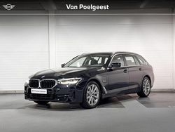 Saphirschwarz metallic (zwart metallic) Gebruikt 2023 BMW 530e Executive Stationwagen | € 38.900 (Super prijs)