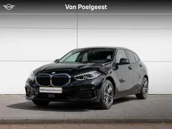 Saphirschwarz metallic (zwart metallic) Gebruikt 2023 BMW 118 Basis Hatchback | € 29.900 (Eerlijke prijs)