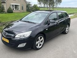 Zwart Gebruikt 2012 Opel Astra Edition Stationwagen | € 1.399 (Goede deal)