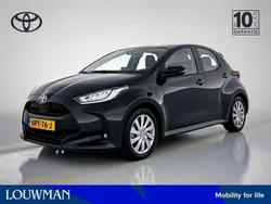 Zwart Gebruikt 2024 Toyota Yaris Hybrid Active Hatchback | € 23.445 (Eerlijke prijs)