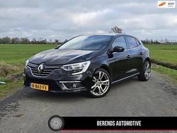 Zwart (metallic) Gebruikt 2016 Renault Mégane III Zen Hatchback | € 11.950 (Eerlijke prijs)