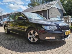 Zwart (metallic) Gebruikt 2011 Skoda Superb Business Line Sedan | € 5.449 (Duur)