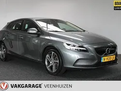 Grijs, metallic lak Gebruikt 2017 Volvo V40 Momentum Stationwagen | € 16.950 (Eerlijke prijs)