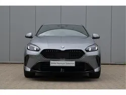 Skyscraper grey (grijs metallic) Gebruikt 2025 BMW 220 Comfort Edition Coupé | € 53.817 (Duur)