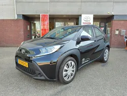 Zwart Gebruikt 2024 Toyota Aygo Play Hatchback | € 18.339 (Eerlijke prijs)