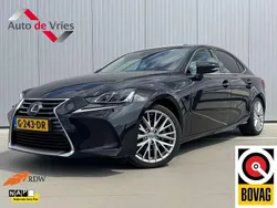 Zwart, metallic lak Gebruikt 2019 Lexus IS300h Luxury Line Sedan | € 30.995 (Eerlijke prijs)