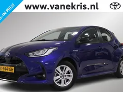 Blauw, metallic lak Gebruikt 2020 Toyota Yaris Hybrid Executive Hatchback | € 24.499 (Eerlijke prijs)