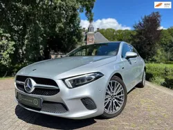 Zilver, metallic lak Gebruikt 2021 Mercedes A250 Hatchback | € 25.744 (Eerlijke prijs)
