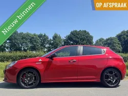 Rood, metallic lak Gebruikt 2015 Alfa Romeo Giulietta Quadrifoglio Verde Hatchback | € 18.950 (Eerlijke prijs)