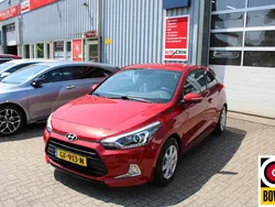 Rood Gebruikt 2017 Hyundai i20 Comfort Coupé | € 10.400 (Eerlijke prijs)