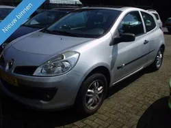 Grijs, metallic lak Gebruikt 2007 Renault Clio II Hatchback | € 1.950 (Eerlijke prijs)