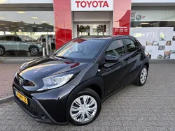 Zwart Gebruikt 2022 Toyota Aygo Play Hatchback | € 14.895 (Eerlijke prijs)