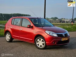 Rood Gebruikt 2010 Dacia Sandero Lauréate Hatchback | € 1.995 (Goede deal)