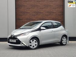 Grijs, metallic lak Gebruikt 2016 Toyota Aygo X-play Hatchback | € 11.650 (Eerlijke prijs)