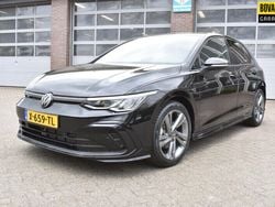 Zwart Gebruikt 2023 VW Golf VIII R-line Hatchback | € 31.750 (Eerlijke prijs)