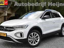 Wit Gebruikt 2024 VW T-Roc Style SUV | € 34.445 (Eerlijke prijs)
