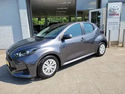Grijs Gebruikt 2023 Toyota Yaris Hybrid Active Hatchback | € 21.795 (Eerlijke prijs)