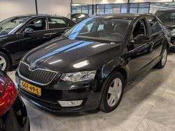 Zwart (metallic) Gebruikt 2014 Skoda Octavia Business Line Hatchback | € 8.950 (Eerlijke prijs)