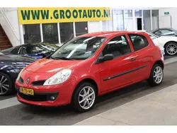 Rood Gebruikt 2006 Renault Clio II Authentique Hatchback | € 1.444 (Eerlijke prijs)