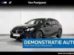 Saphirschwarz (donker zwart) Gebruikt 2024 BMW 120 Shadowline Hatchback | € 41.900 (Super prijs)