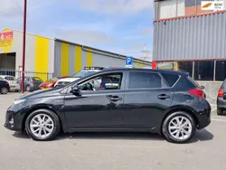 Zwart, metallic lak Gebruikt 2014 Toyota Auris Hybrid Hatchback | € 9.999 (Iets duurder)
