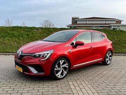 Rood (metallic) Gebruikt 2022 Renault Clio V R.S. Hatchback | € 17.950 (Eerlijke prijs)