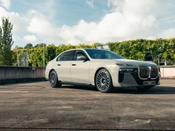 Grijs Nieuw 2024 BMW 750e Executive Sedan | € 175.845 (Eerlijke prijs)